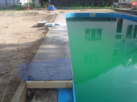 Залитый бетоном бортик бассейна