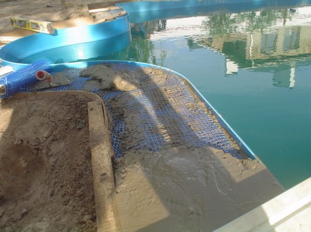 Заливка бортика бассейна бетоном с мелким щебнем