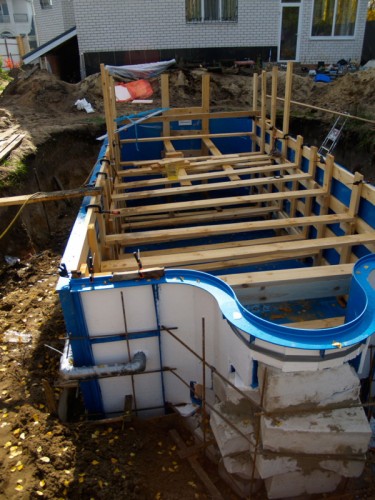 Подготовленный под заливку бетоном полипропиленовый бассейн